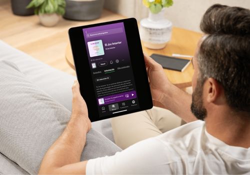 hombre viendo el programa del podcast el joc interior en una tableta